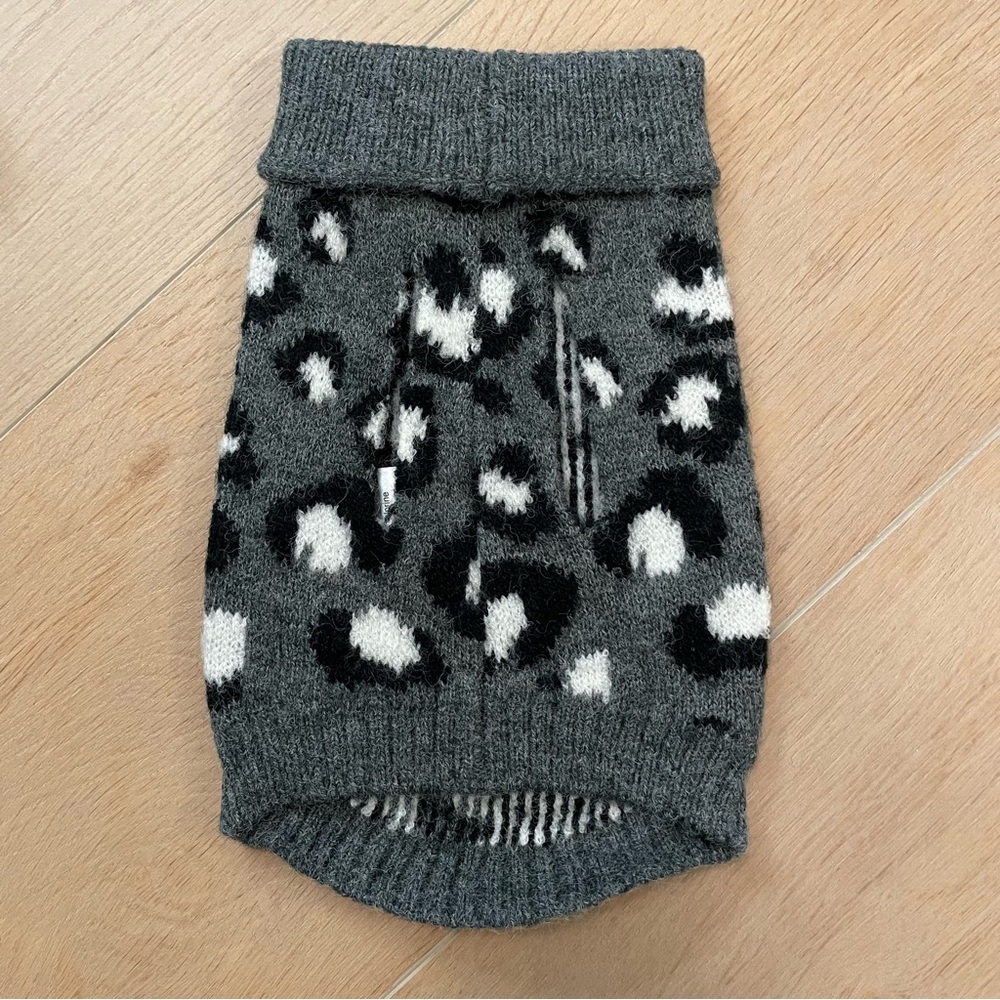 💗 NWOT Dog Gray Leopard Print Sweater